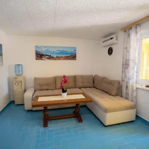 Apartman Pavic, Vir